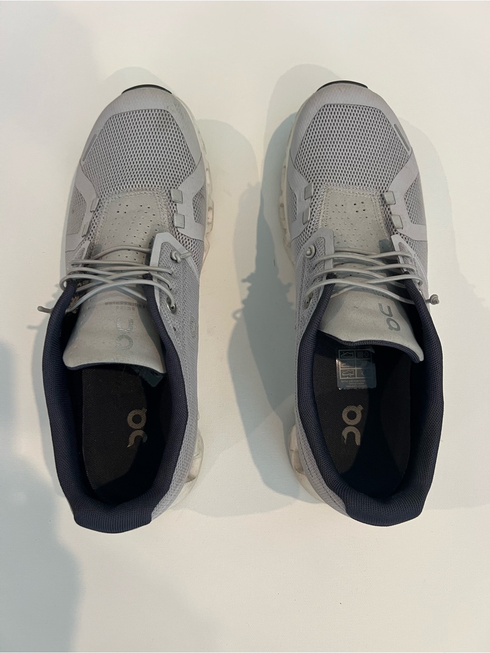 On Running Men's Light Gray and Navy Performance Runners